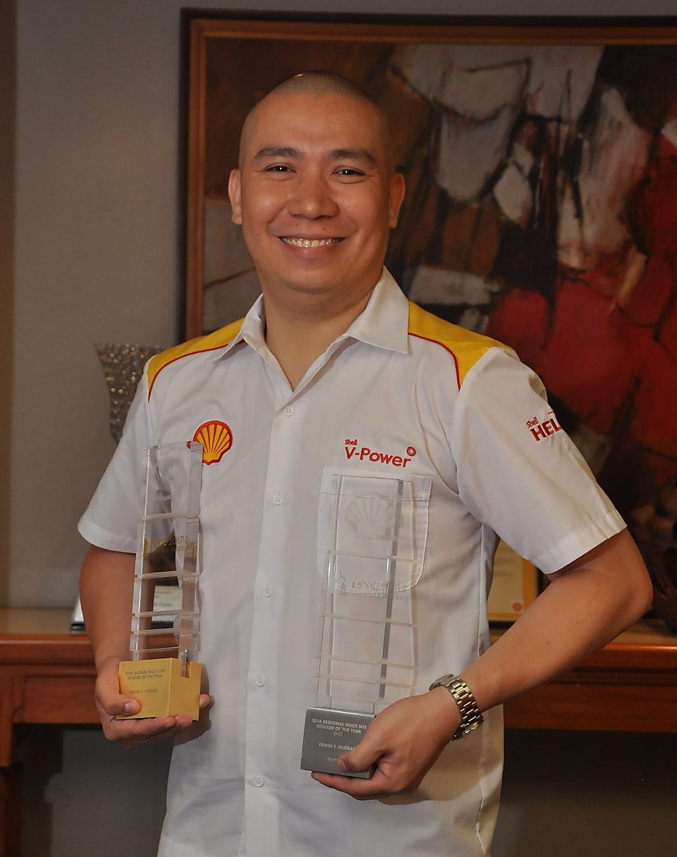 Erwin Duenas, 2016 Multi-Site Retailer of the Year awardee at Shell Global Smiling Stars awards
