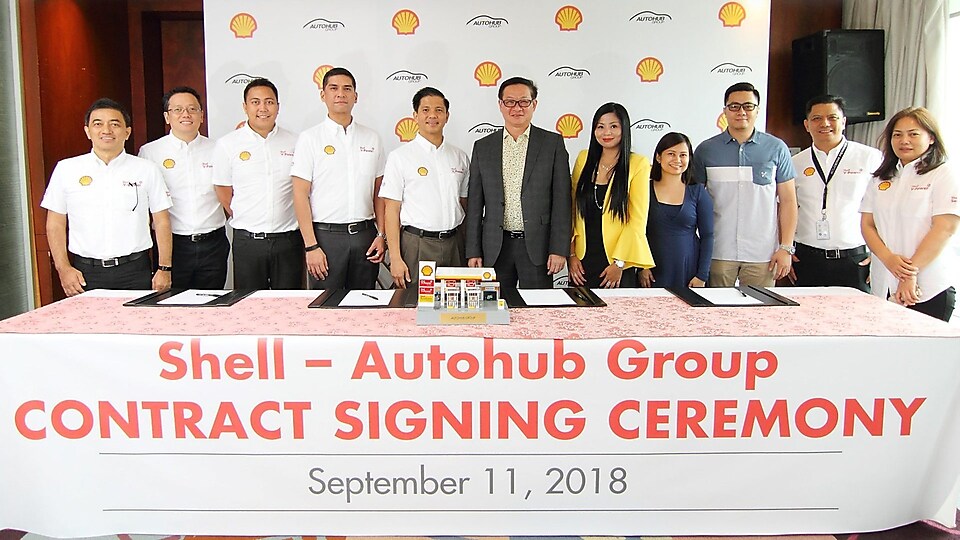 Shell and Autohub Group officials standing together