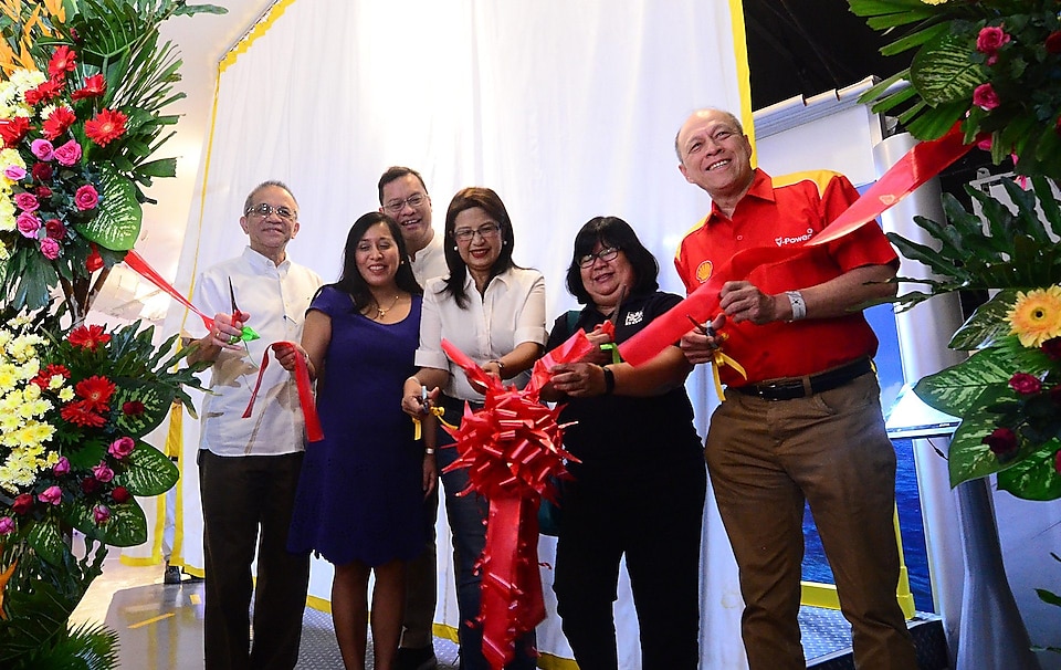 Shell officials cutting the ribbon to signify start of the exhibit