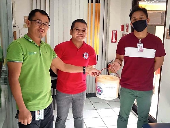 (L-R) Puerto Princesa Inflight Medic Marco Virgoreceives the samples of donated blood for blood testing in Manila from Philippine Red Cross-Palawan Chapter Service Represetatives Niel Jade Borro and Abdulhalid Sultan. 
