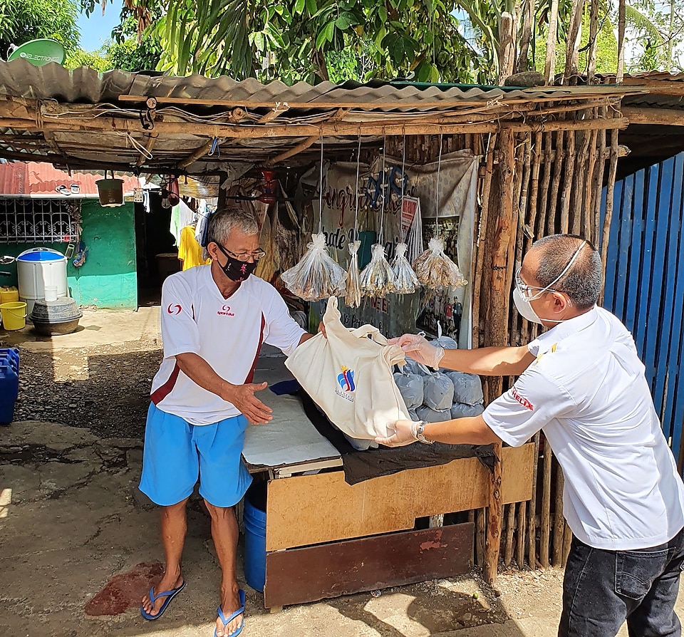 Shell's Terminal Manager Rey Labajo distributes relief goods to Brgy Bagong Silang, Palawan