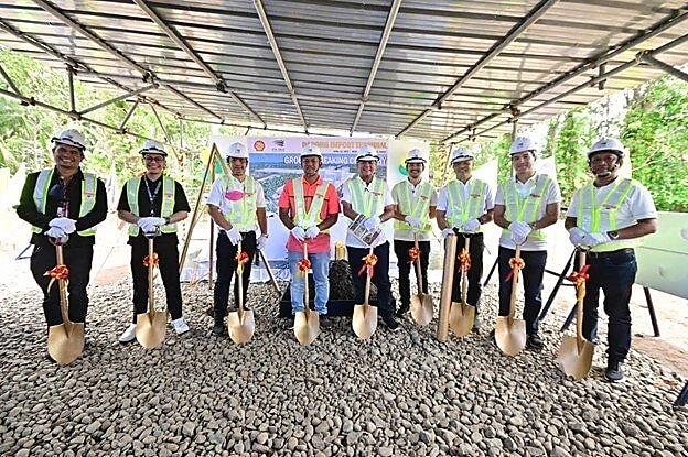 Darong Import Facility ground breaking led by Kit Bermudez, Pilipinas Shell VP for Supply and Distribution (3rd from left); Municipality of Sta. Cruz Mayor Engr. Jaime G. Lao, Jr. (4th from left); President of DMCI Holdings, Inc. Sid Consunji (5th from left); President of SCSC Tulsi Das Reyes (6th from left); Shell VP for Corporate Relations Serge Bernal (7th from left) COO of Northern Star Energy Corporation and SCSC Juanmi Delgado (8th from left); and CFO of Northern Star Energy Corporation and SCSC Romy Regaspi (farthest right)