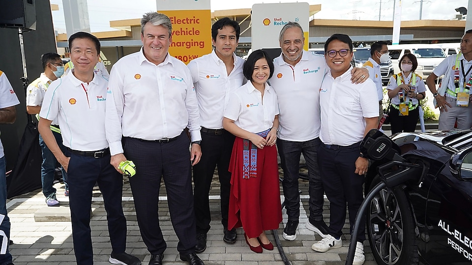 Shell execs watch as a Jaguar EV is being charged at the Shell Recharge station.  From L-R: Min Yih Tan, Shell SVP Mobility Network and Chairman of PSPC Board of Directors; Istvan Kapitany, Global EVP for Shell Mobility; Jolo Valdez, Pilipinas Shell Head of Innovations, New Fuels, and E-Mobility; Lorelie Quiambao-Osial, Pilipinas Shell CEO; Amr Adel, SVP Shell Mobility Asia; and   Randy Del Valle, Pilipinas Shell General Manager and VP for Mobility