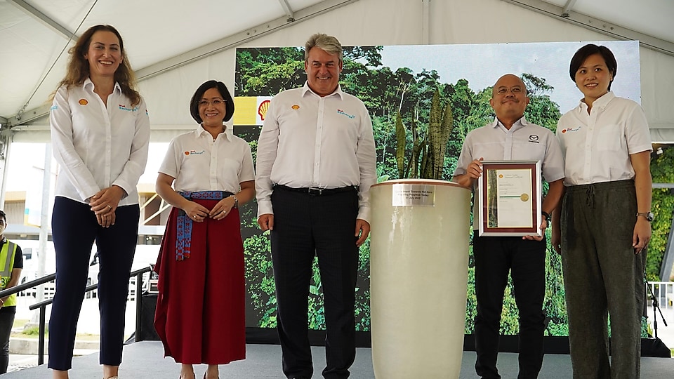 Shell recognizes Mazda Philippines for offsetting 11 tons of carbon through Shell’s Nature Based Carbon Offset service. Mazda Philippines President Steven Tan (second from right) receives the certificate of returned carbon credits. Also in the photo, from left to right: Pinar Mavituna, Shell General Manager for Mobility Products; Lorelie Quiambao-Osial, Pilipinas Shell President and CEO; Istvan Kapitany, Global EVP for Shell Mobility; Steven Tan; Berry Wong, Shell Fleet Solutions General Manager Asia