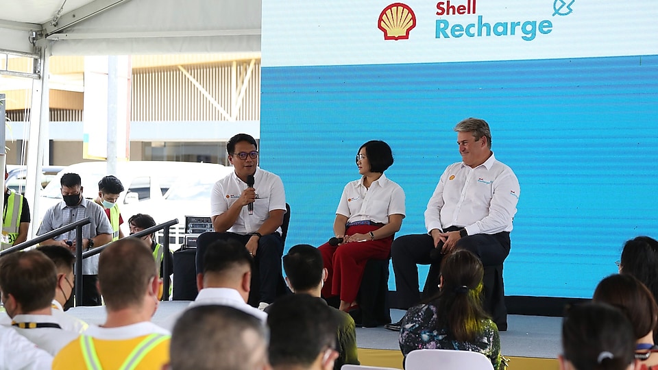 Pilipinas Shell General Manager and VP for Mobility Randy del Valle; Pilipinas Shell President and CEO Lorelie Quiambao-Osial; and Global EVP for Mobility Istvan Kapitany answer media questions. 
