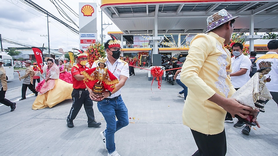 Shell Mobility staff celebrating Sinulog with the local community
