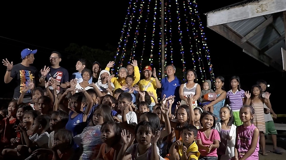 Pilipinas Shell’s Access to Energy (A2E) program brings light to off-grid communities in Palawan to celebrate a brighter Christmas. *Disclaimer: this photo was shot pre-pandemic*