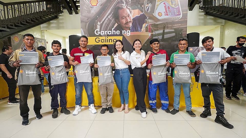 First batch of participants who completed the three-part challenge pose for a group photo with Jackie Famorca, Vice President of Shell Lubricants Philippines (center left) and Stephie Reyes,  Shell Rimula Brand Manager (center right).
