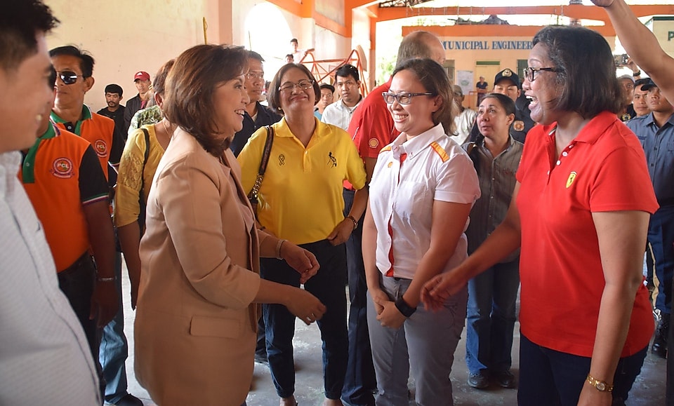 VP Leni happily meeting Pilipinas Shell officers during the Pasacao programme launch and MOA signing